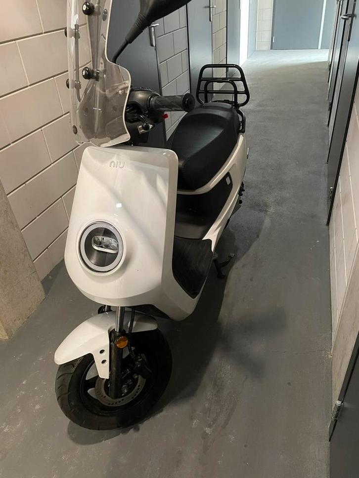 NiU electrische scooter als nieuw, Fietsen en Brommers, Snorfietsen en Snorscooters, Zo goed als nieuw, Overige merken, Elektrisch