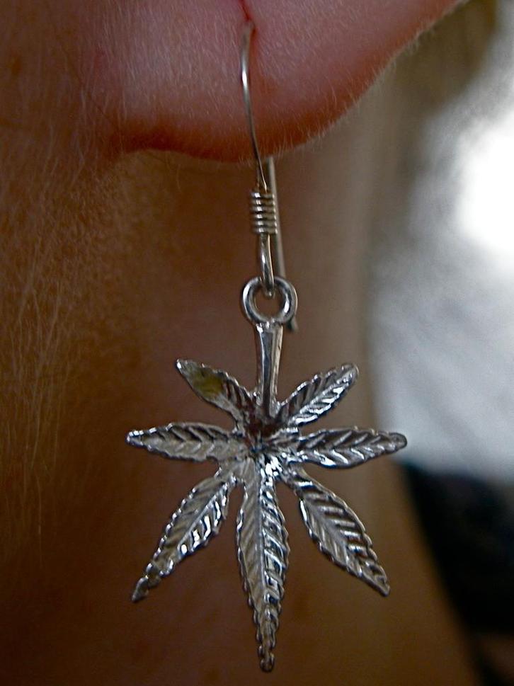 Zilveren 925 zilver oorhangers mooi gedetailleerd wietblad, Sieraden, Tassen en Uiterlijk, Oorbellen, Nieuw, Hangers, Zilver, Zilver