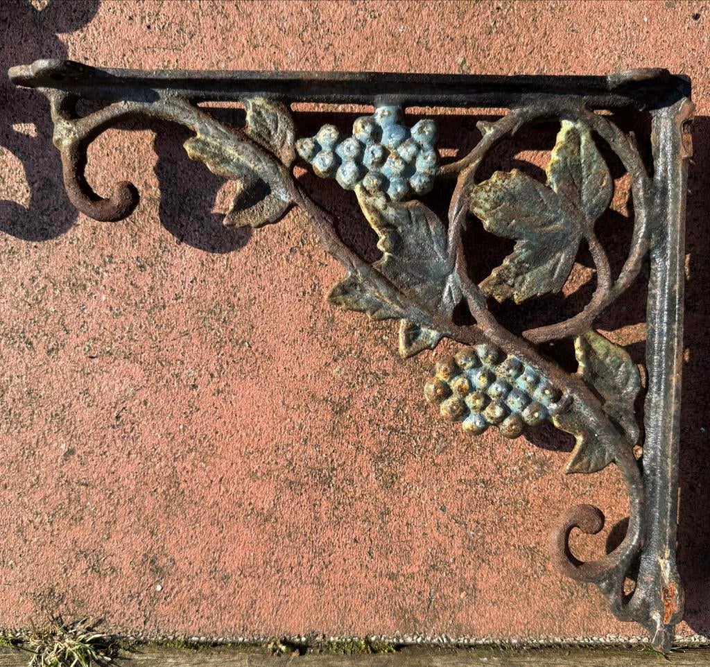 4 Franse vintage gietijzeren plankdragers met druivenmotief, Ophalen of Verzenden