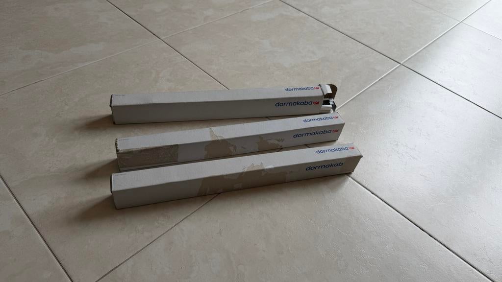 Dormakaba deursluiters glijarm 3 stuks, twee wit en Alu, Ophalen of Verzenden, Zo goed als nieuw