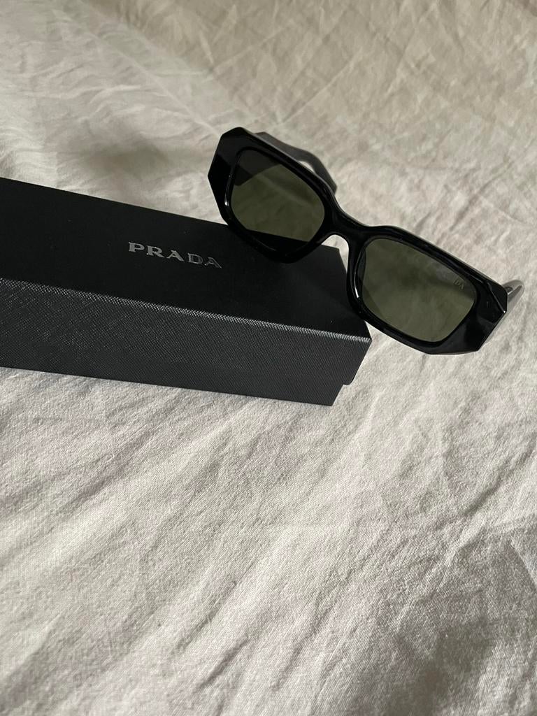 Prada zonnebril zwart met groenen glazen, Ophalen of Verzenden, Zo goed als nieuw, Zwart, Overige merken