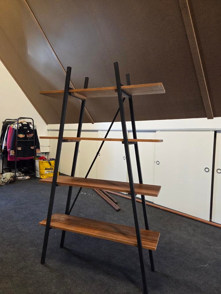 Open kast met vier planken, Ophalen, Gebruikt