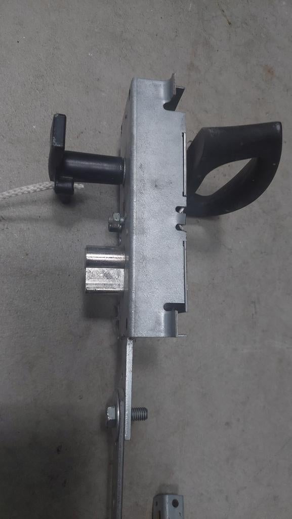 Garagedeur slot met handgreep en stang, Doe-het-zelf en Verbouw, Hang- en Sluitwerk, Ophalen of Verzenden, Gebruikt, IJzer, Slot