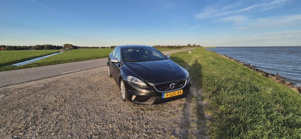 Volvo V40 1.6 D2 R-design 2013 Zwart, Auto's, Volvo, 4 cilinders, Zwart, Origineel Nederlands, Bedrijf
