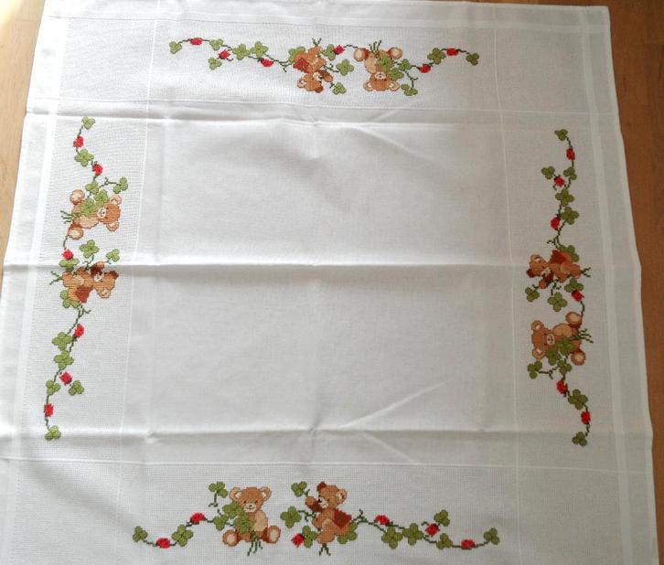 Kleed met borduurwerk lieveheer beestje pasen? en zie, Huis en Inrichting, Keuken | Textiel, Tafelkleed of Tafelzeil, Overige kleuren