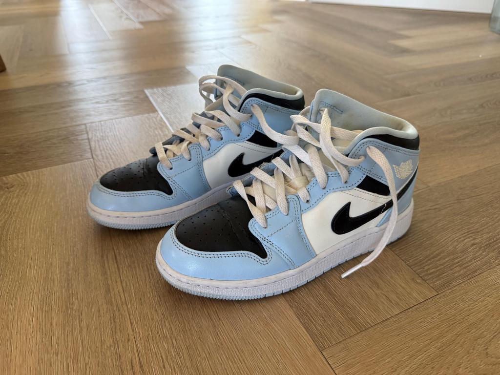 Ice blue air Jordans 1 mid maat 37,5, Blauw, Ophalen of Verzenden, Sneakers of Gympen, Gedragen