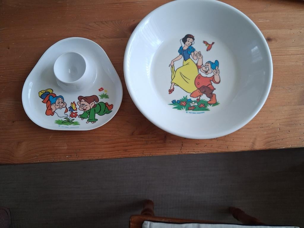 Plastic kinderbordje en eierdop, Huis en Inrichting, Keuken | Servies, Overige materialen, Gebruikt, Ophalen of Verzenden, Bord(en)