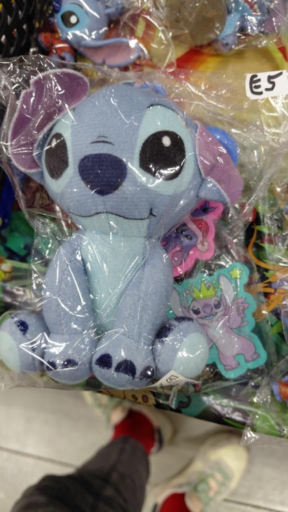 Stitch knuffel en gummetjes, Ophalen of Verzenden, Overige figuren, Zo goed als nieuw, Beeldje of Figuurtje
