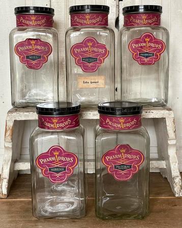 Brocante oude glazen snoeppot met etiket beschikbaar voor biedingen