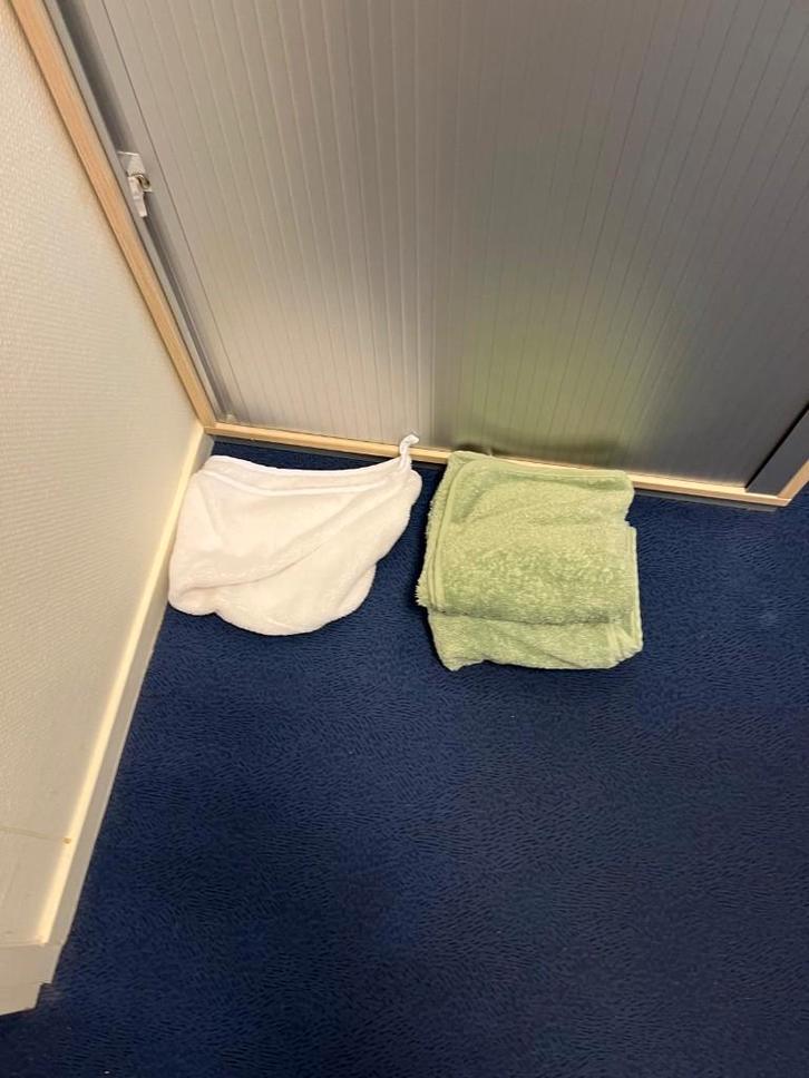 2 handdoeken optidee en 1 een optidee haar tulband, Huis en Inrichting, Badkamer | Badtextiel en Accessoires, Nieuw, Handdoek