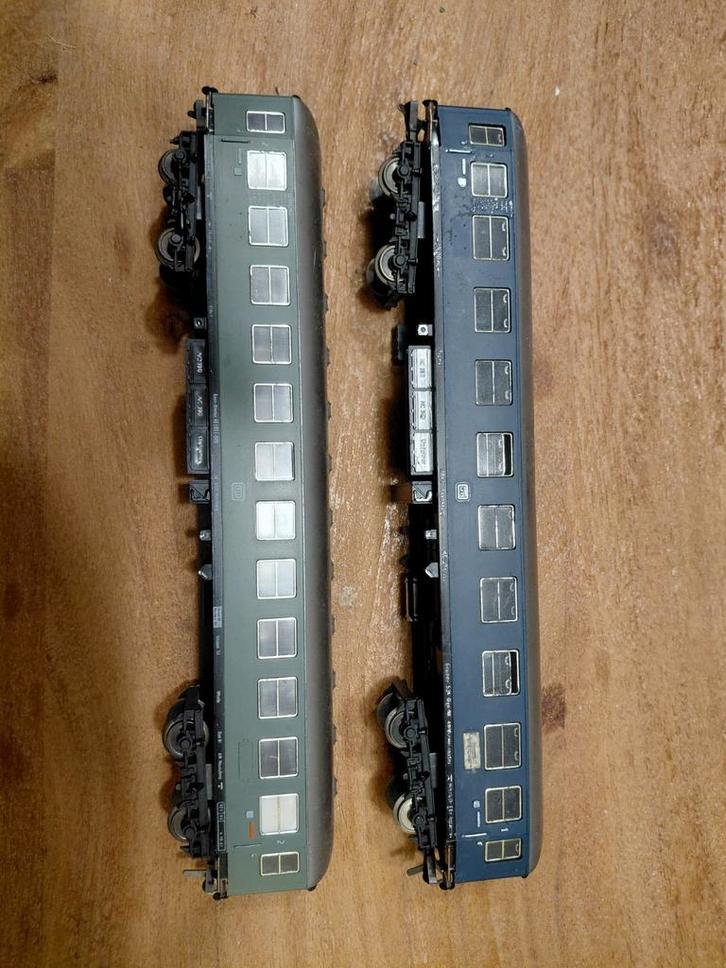 2 Modelspoor Wagons: Blauw & Groen, Hobby en Vrije tijd, Modeltreinen | H0, Ophalen of Verzenden