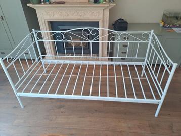 Sierlijk wit metalen bed 90x200 beschikbaar voor biedingen