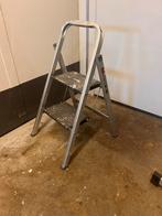 Twee-treden huishoudtrap met brede voettreden, Doe-het-zelf en Verbouw, Ladders en Trappen, Ophalen of Verzenden, Gebruikt, Trap