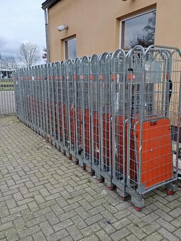 ROLCONTAINERS nestbaar gebruikt 67x85x180 cm beschikbaar voor biedingen