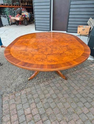 Prachtige tafel  beschikbaar voor biedingen