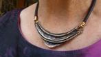 Modernist Bronzen Hanger Lederen Collier HARRIE LENFERINK, Sieraden, Tassen en Uiterlijk, Antieke sieraden, Verzenden, Brons