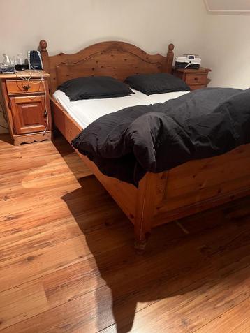 2-persoonsbed Grenen + nachtkastjes GRATIS