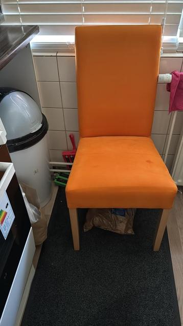 Twee stolen voor 10 beschikbaar voor biedingen