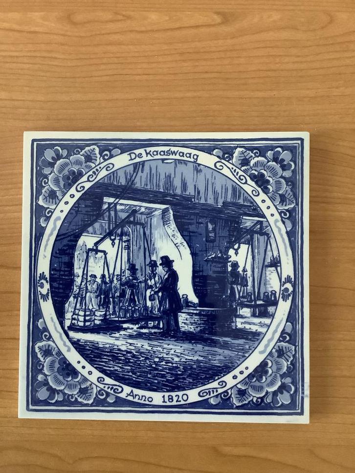 Delfts Blauw Tegeltje - De Kaaswaag 1820, Antiek en Kunst, Antiek | Wandborden en Tegels, Ophalen of Verzenden