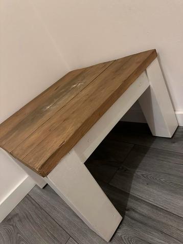 Houten Krukje / Bijzettafel beschikbaar voor biedingen