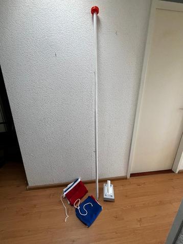 Vlaggenstok met houder en 2 vlaggen beschikbaar voor biedingen