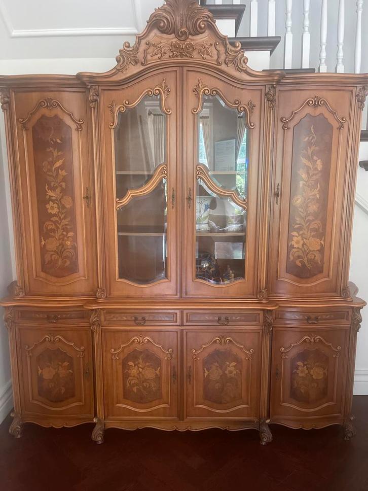 large, ornate wooden cabinet, a vintage or antique piece, Antiek en Kunst, Antiek | Meubels | Kasten, Ophalen of Verzenden