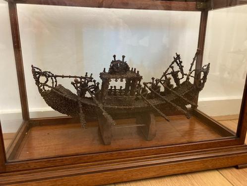 Kruidnagelboot in vitrine, Antiek en Kunst, Kunst | Niet-Westerse kunst, Ophalen