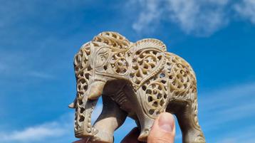 Olifant uit marmer/speksteen handgemaakt beschikbaar voor biedingen