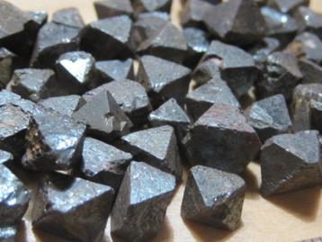 m. (bulk) 250Kt ruwe octaeders MAGNETIET (1) beschikbaar voor biedingen