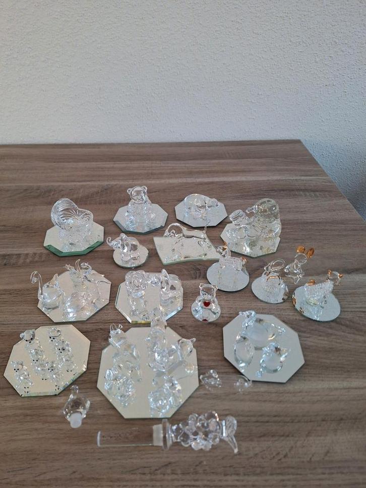 Glazen beeldjes met spiegelplateau's + 2 flessenstopper, Tuin en Terras, Tuinbeelden, Zo goed als nieuw, Dierenbeeld, Overige materialen
