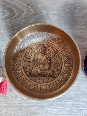 Bijzondere gouden klankschaal met Buddha gravering