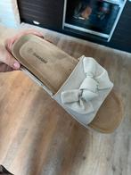 Beige slippers met strik NIEUW!!, Kleding | Dames, Schoenen, Ophalen, Nieuw, Beige