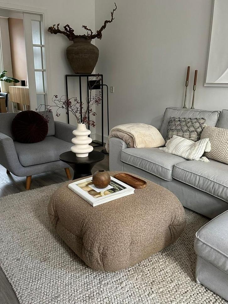 Pode by Leolux Unda poef bijzettafel hocker stof bruin beige, Huis en Inrichting, Banken | Voetenbanken en Poefen, Nieuw, Stof