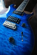PRS SE Custom 24 Quilted Blue Burst 70th Anniversary, Muziek en Instrumenten, Snaarinstrumenten | Gitaren | Elektrisch, Ophalen