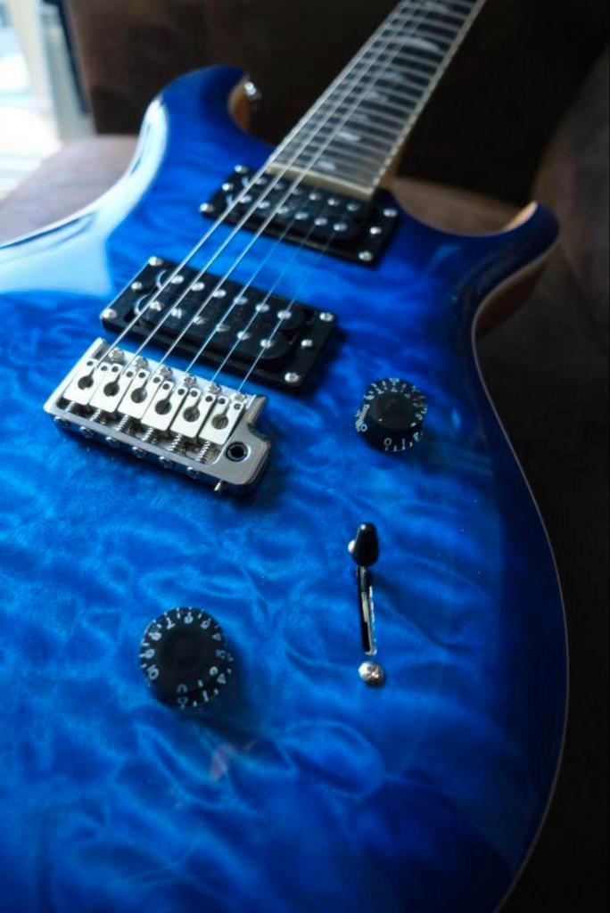 PRS SE Custom 24 Quilted Blue Burst 70th Anniversary, Muziek en Instrumenten, Snaarinstrumenten | Gitaren | Elektrisch, Zo goed als nieuw