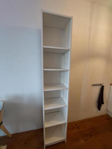 Witte smalle kast met vakken € 40