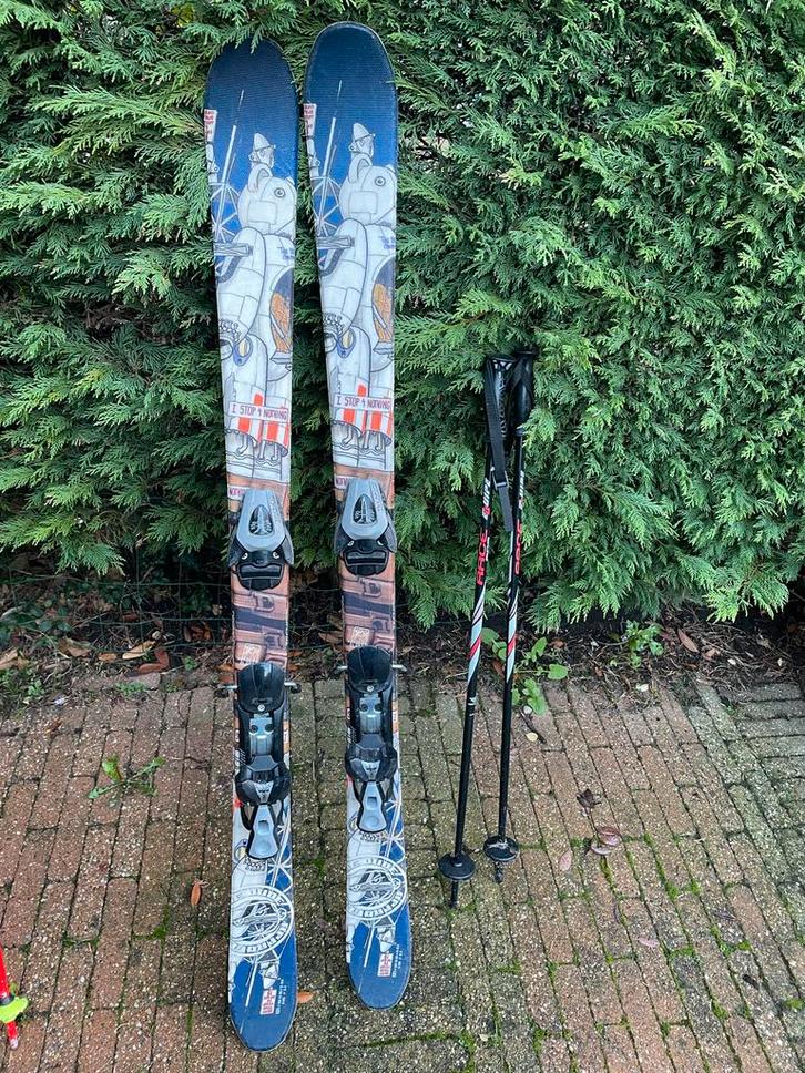 Twin Tip Kinderski's 131 cm + Stokken 90 cm, Sport en Fitness, Skiën en Langlaufen, Gebruikt, Ski's, Skiën, Overige merken, Carve