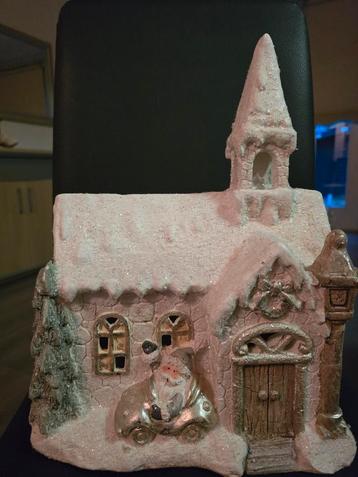 Wit kersthuis met licht en/of muziek beschikbaar voor biedingen