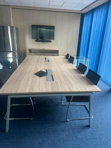Luxe directie / vergadertafel met kast beschikbaar voor biedingen