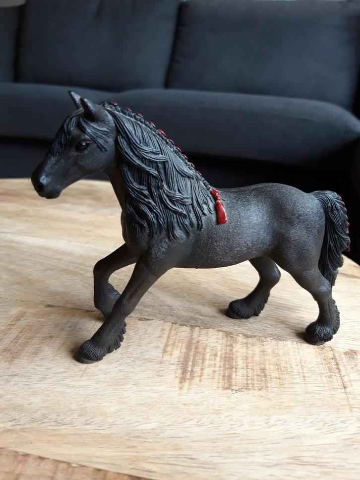 Schleich Fries Paard Hengst Zwart, Hobby en Vrije tijd, Modelbouw | Auto's en Voertuigen, Gebruikt, Overige typen, Groter dan 1:32