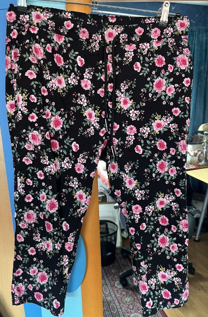 leuke gebloemde bermuda Janina 44 zgan, Kleding | Dames, Broeken en Pantalons, Zo goed als nieuw, Maat 42/44 (L), Blauw, Driekwart