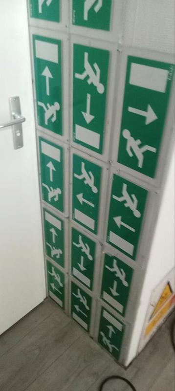 exitbordjes beschikbaar voor biedingen