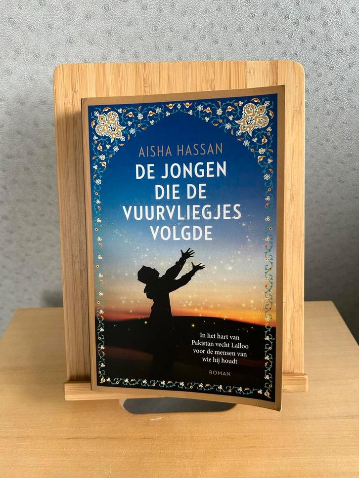 De Jongen Die De Vuurvliegjes Volgde - Aisha Hassan, Boeken, Romans, Zo goed als nieuw, Nederland, Ophalen of Verzenden