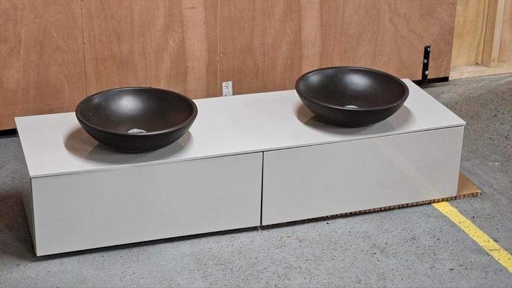 Badmeubel Burgbad 160 dubbel grijs beige zandkleur Nieuw, Huis en Inrichting, Badkamer | Badkamermeubels, Nieuw, Wastafelkast