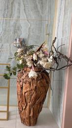 Hoge vaas van hout met sierbloemen, Huis en Inrichting, Overige materialen, Overige kleuren, Ophalen of Verzenden, Zo goed als nieuw