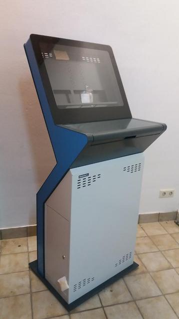Pc Terminal monitor kast metaal Nieuw met beschadiging. beschikbaar voor biedingen