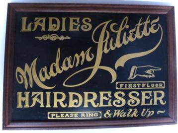 Groot vintage handgeschilderd reclamebord / dames kapper beschikbaar voor biedingen