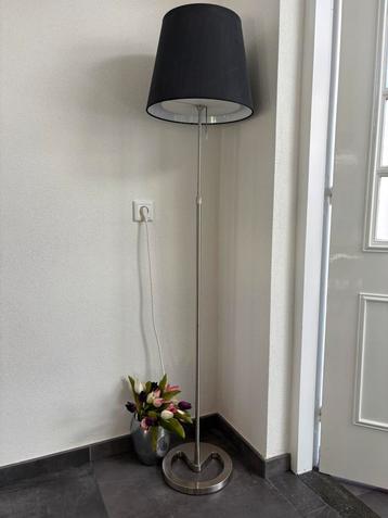 2 staande lampen beschikbaar voor biedingen