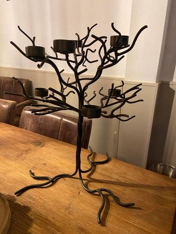 Metalen Kandelaar Boom Design beschikbaar voor biedingen