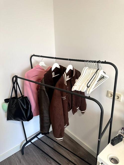 Black Clothing Rack for €15, Huis en Inrichting, Woonaccessoires | Kapstokken, Gebruikt, Staande kapstok, Minder dan 100 cm, Metaal